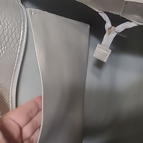 Silver Snakeskin Tote - Picture 4 of 9